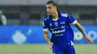 Eliano-Reijnders-saat-menjalani-laga-debut-bersama-Persib-Bandung.jpg