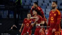 Gelandang-AS-Roma-Italia-07-Lorenzo-Pellegrini-merayakan-bersama-rekan.jpg