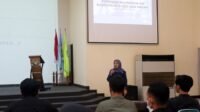 Lilia-Nurdwiningrum-S.KL-staf-Dinas-Lingkungan-Hidup-Kabupaten-Malang-saat-memberikan-materi-tentang-pentingnya-sistem-manajemen-keselamatan-dan-kesehatan-kerja-SMK3.jpg