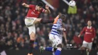 bek-inggris-manchester-united-harry-maguire-kiri-membersihkan-bola.jpg