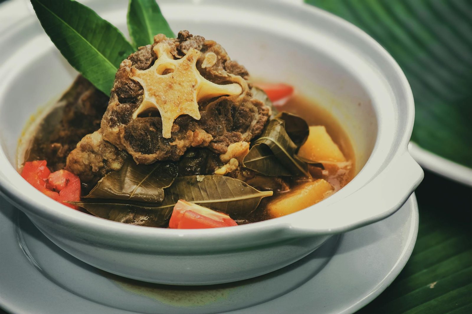 Cicipi ragam kuliner Jawa Timur autentik, dari rujak cingur hingga nasi krawu, nikmati kekayaan rasa nusantara.