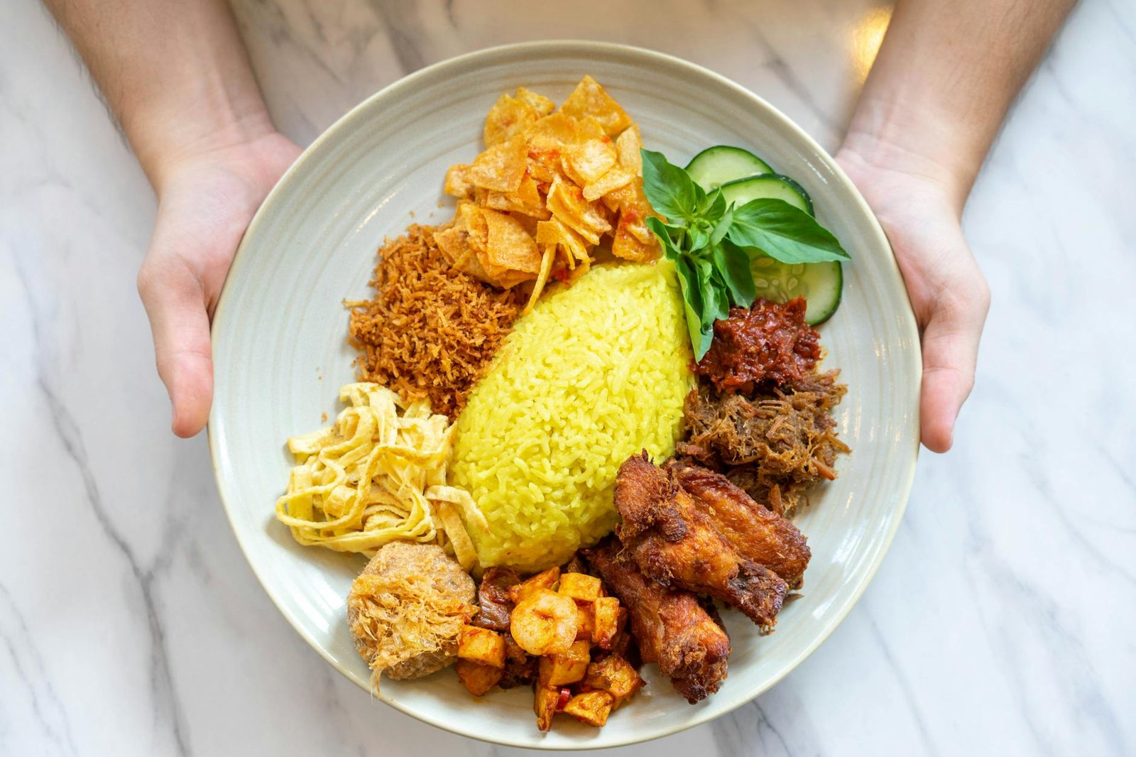Jelajahi kekayaan kuliner Jawa Timur, mulai dari rujak cingur hingga nasi goreng mawut yang menggugah selera.