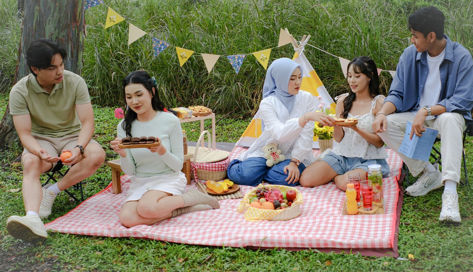 Gambar orang sehat berolahraga di luar ruangan